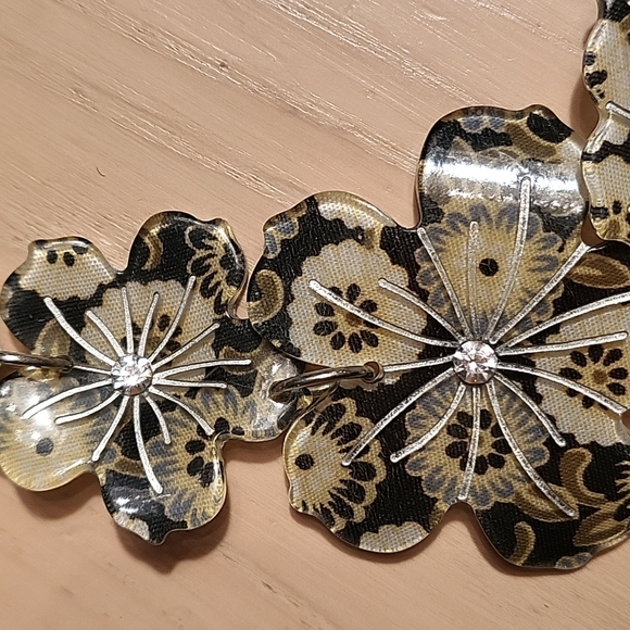 Flower Statement necklace with matching earrings - Picture 2 of 4